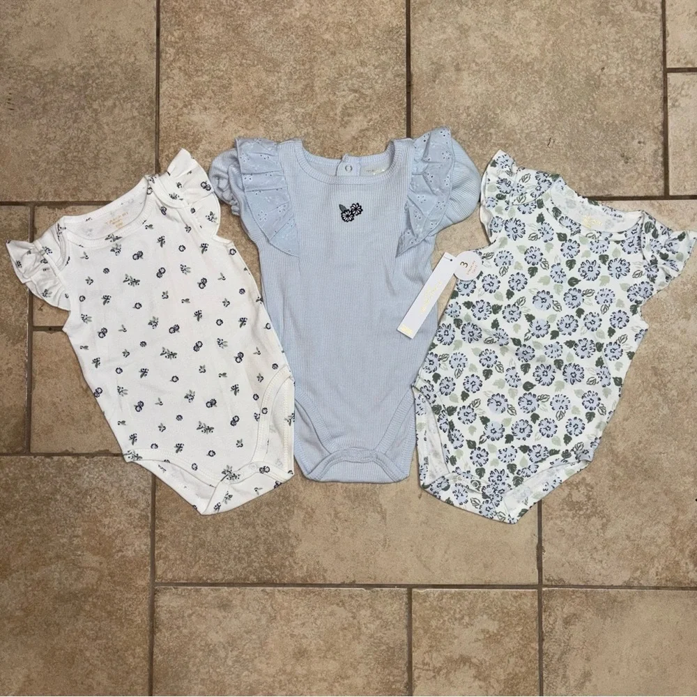 NEW! Tahari Baby Bodysuit Onsies 3 piece Set in Blue & White Floral 6-9 mo Lot